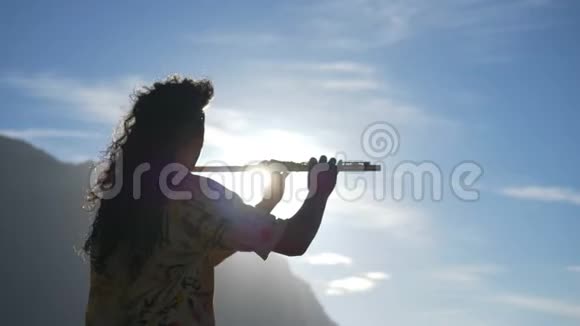 音乐家在风景中吹笛视频的预览图