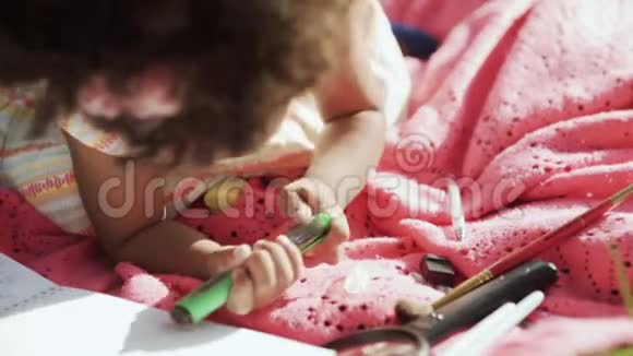 小非洲裔美国女孩玩绿色标记她正在画她的手视频的预览图