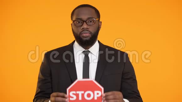 非洲裔美国男性展示停止标志反种族主义运动社会平等视频的预览图
