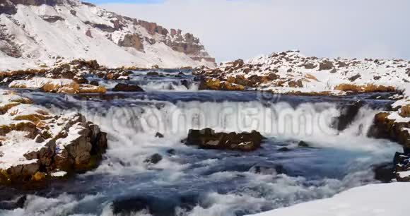 冻江带瀑布冬雪山中景视频的预览图