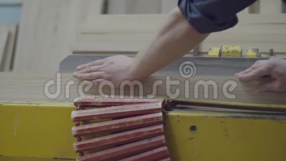 木工男性手拿木材带到木工机械上木工车间工序木制家具视频的预览图