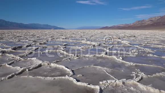 晴天的坏水盆死亡谷国家公园美国加利福尼亚视频的预览图