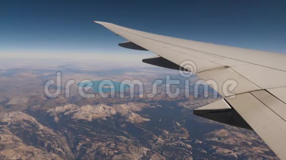 从飞机之窗到死亡谷莫诺湖和约塞米蒂国家公园视频的预览图