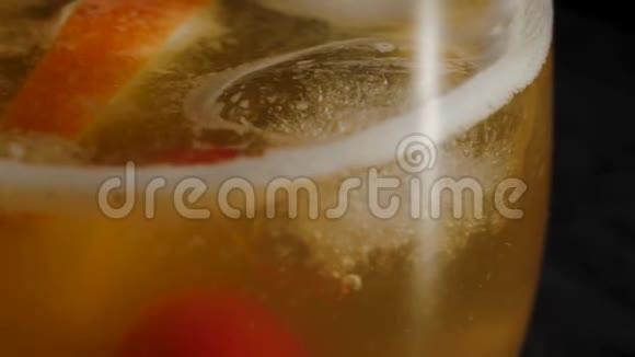 威士忌酸鸡尾酒相机向左移动的成品鸡尾酒这是由混合波旁威士忌糖浆柠檬汁视频的预览图