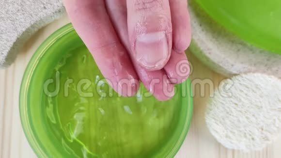 在绿色罐子里滋润芦荟凝胶无色体露或乳霜白色女性手没有指甲特写没有脸视频的预览图