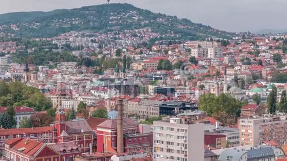 萨拉热窝老城屋顶和山丘上的房屋的鸟瞰图萨拉热窝波斯尼亚和黑塞哥维那视频的预览图