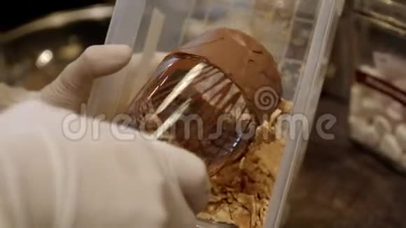 咖啡师用巧克力圆屑装饰玻璃视频的预览图