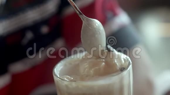 手用勺子防止一杯冰淇淋特写视频的预览图
