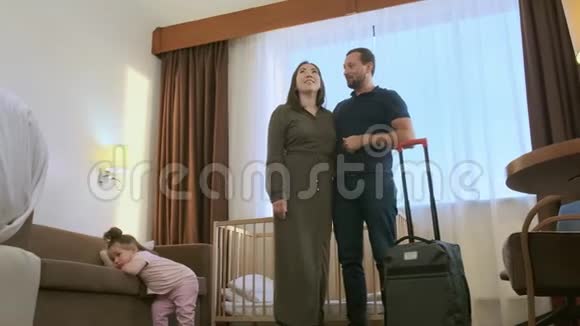一家人来到酒店他们正站在房间里四处张望视频的预览图