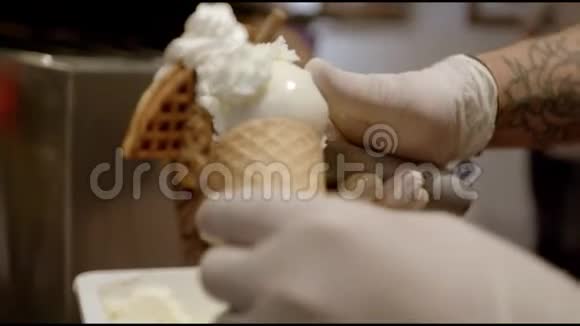 咖啡师把一团冰淇淋放在华夫饼锥里慢动作视频的预览图