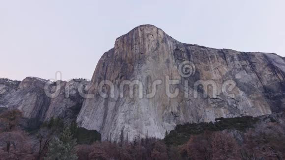 清晨的埃尔卡皮坦山美国加利福尼亚视频的预览图