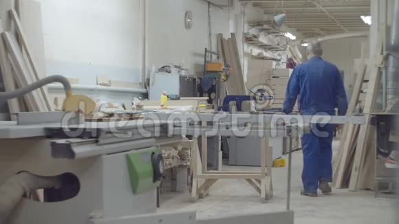 木匠用机器在木材厂工作木制家具制造工艺木工车间位置视频的预览图