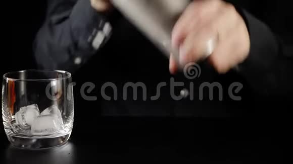 威士忌酸鸡尾酒酒保拿起摇床关上它开始摇晃和混合波旁威士忌糖浆柠檬汁视频的预览图