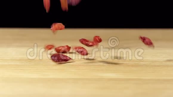 一堆辣椒倒在木板上香料和食物成分浅场深视频的预览图
