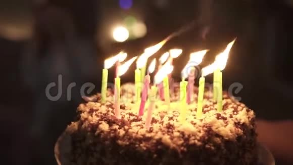 幸福的微笑卷曲的红头发女孩吹蜡烛在她的小生日蛋糕她身边最亲密的女孩视频的预览图
