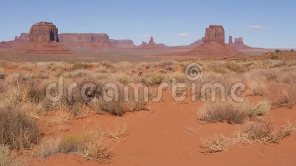 纪念碑谷沙漠中的红砂岩岩型岩类视频的预览图