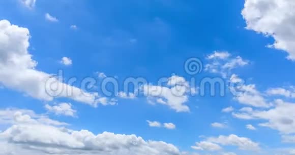 美丽的蓝天与云的背景时间流逝视频的预览图