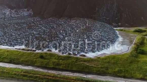 沿着堆积如山的钾肥工业盐废料的近景飞行视频的预览图