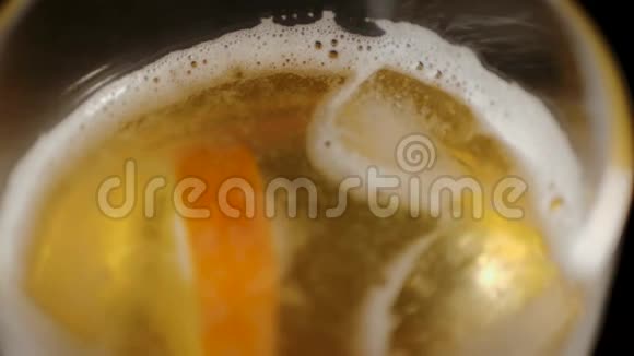威士忌酸鸡尾酒镜头向下移动到成品鸡尾酒这是由混合波旁威士忌糖浆柠檬汁制成的视频的预览图
