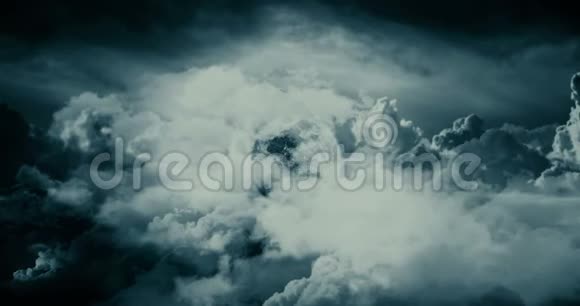穿过云飞向月亮视频的预览图