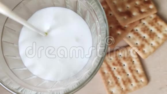 凯菲酸牛奶或白色饮用酸奶倒入玻璃发酵乳制品近景木桌干视频的预览图