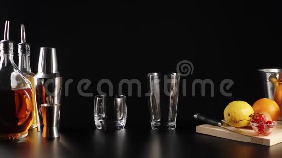 威士忌酸鸡尾酒在黑桌上敲玻璃有波旁威士忌糖浆摇床跳汰机一桶冰柠檬视频的预览图