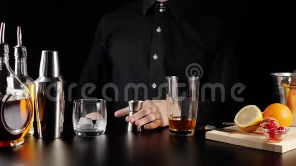 威士忌酸鸡尾酒酒保拿了一个带柠檬汁的金属夹钳然后把它倒入一个高杯里加入波旁酒和糖浆视频的预览图