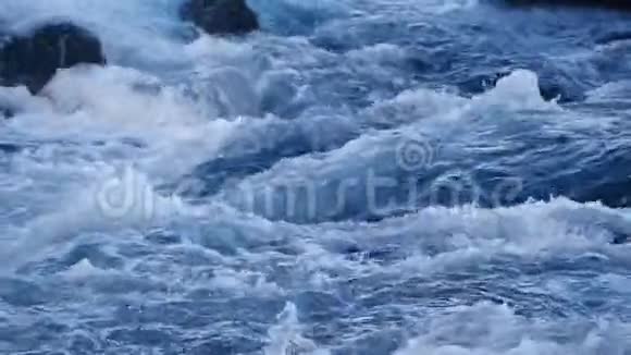 冻江带瀑布冬雪山中景视频的预览图