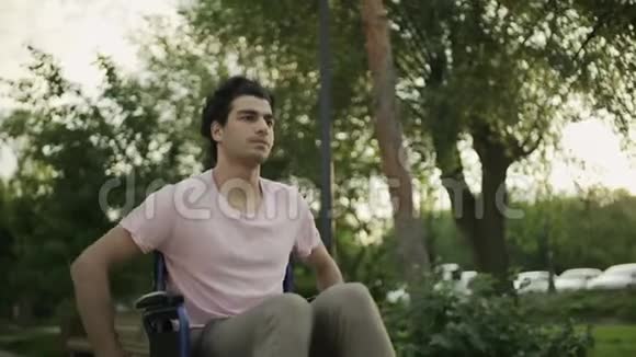 坐轮椅的残疾青年正在公园里骑马视频的预览图