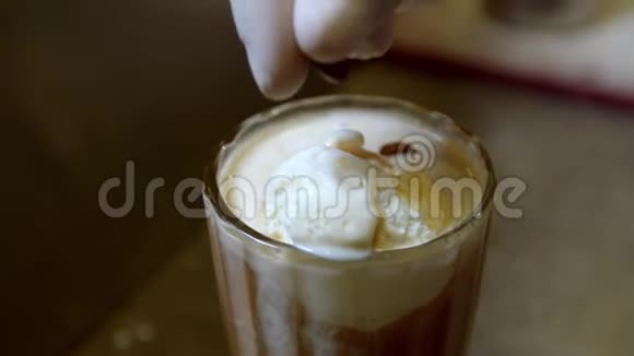 咖啡师用咖啡豆装饰冰淇淋特写视频的预览图