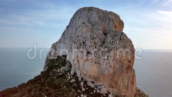 卡尔佩的空中景观卡尔佩镇的象征4K镜头西班牙科斯塔布兰卡阿利坎特省视频的预览图