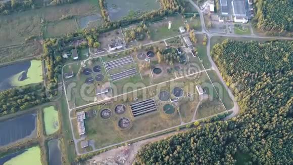 位于森林中的城市污水处理厂从高处的无人机拍摄的视频视频的预览图