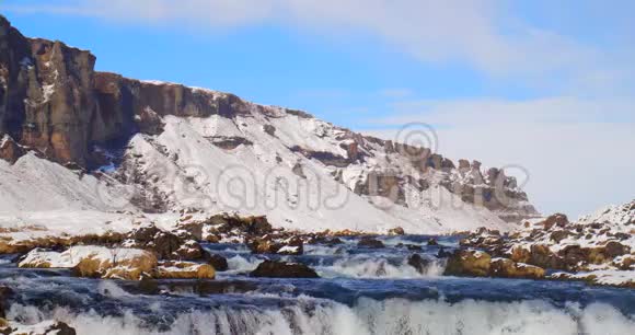 冻江带瀑布冬雪山中景视频的预览图