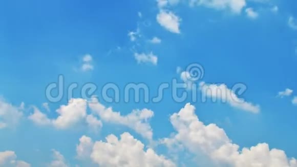 夏日的天空灿烂的蓝天时光流逝视频的预览图