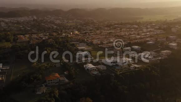 在黄金时间拍摄波多黎各一个沿海城镇视频的预览图