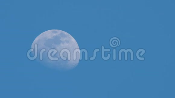 蓝色的天空月亮升起视频的预览图