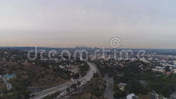 洛杉矶城市景观在上午加州美国鸟瞰图视频的预览图