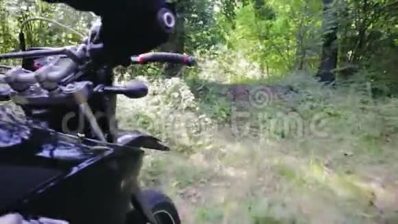 骑士手中的POV慢动作镜头和黑色摩托车的一部分视频的预览图