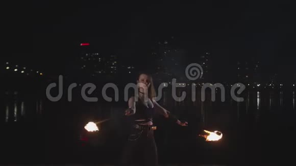 火女用火把表演舞蹈动作视频的预览图