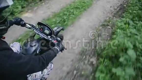 骑士手中的POV慢动作镜头和黑色摩托车的一部分视频的预览图