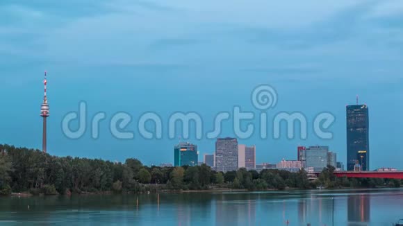 美丽的城市景观与现代建筑日夜兼程奥地利最高的摩天大楼视频的预览图