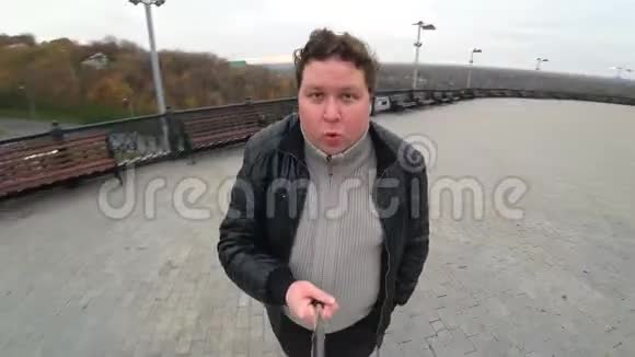 胖子在城里自拍城市公园的视角视频的预览图
