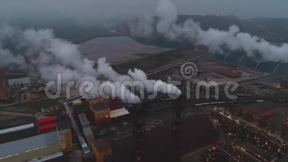 在田野里的两个风车附近飞行从空中向直升机拍摄视频视频的预览图