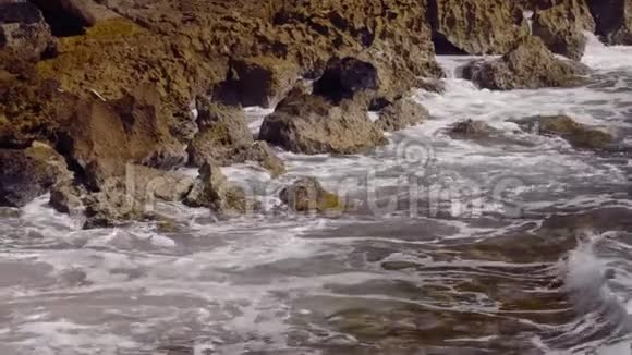波浪在波多黎各海滩的岩石上撞击视频的预览图