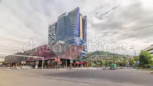 萨拉热窝市中心的摩天大楼和购物中心有大的发光屏幕视频的预览图