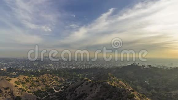 洛杉矶天际线和格里菲斯公园在日落美国加利福尼亚视频的预览图