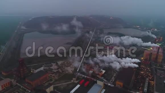 在田野里的两个风车附近飞行从空中向直升机拍摄视频视频的预览图