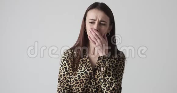 悲伤的女人在白色背景下哭泣视频的预览图
