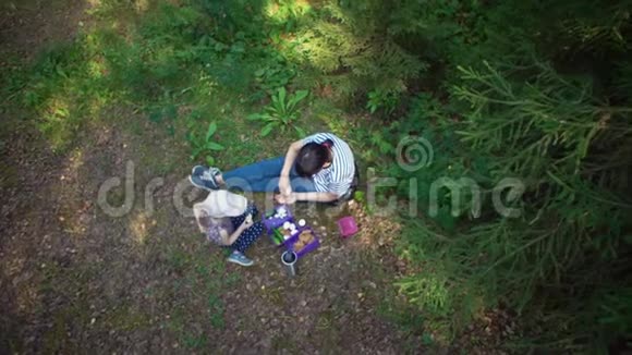 母女俩在树林里野餐视频的预览图