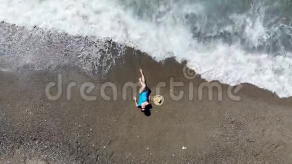 一个女人在沙滩上享受海浪视频的预览图